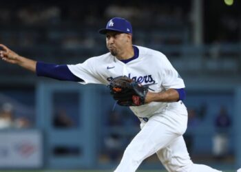 Another Edwin Díaz meltdown dooms Dodgers in loss to first-place Brewers