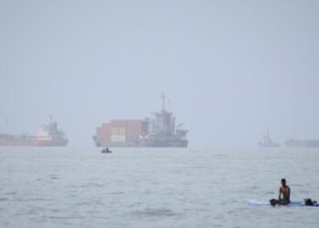 Iran and Oman make progress on a deal to reopen the Strait of Hormuz, officials say