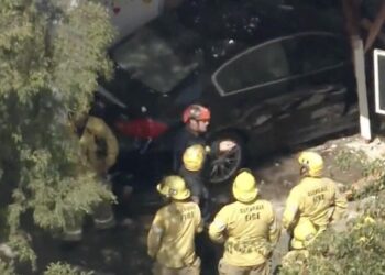 Children injured after vehicle slams into Glendale preschool