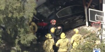 Children injured after vehicle slams into Glendale preschool 