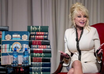 No rising star today could stay neutral like Dolly Parton