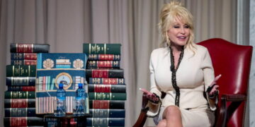 No rising star today could stay neutral like Dolly Parton