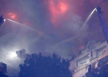 Massive fire destroys Santa Clarita business, threats neighboring buildings