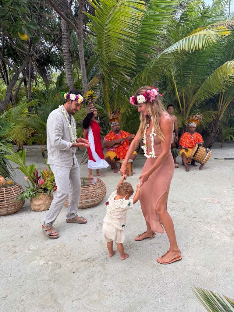 Gisele Bundchen with her son and Joaquim Valente.