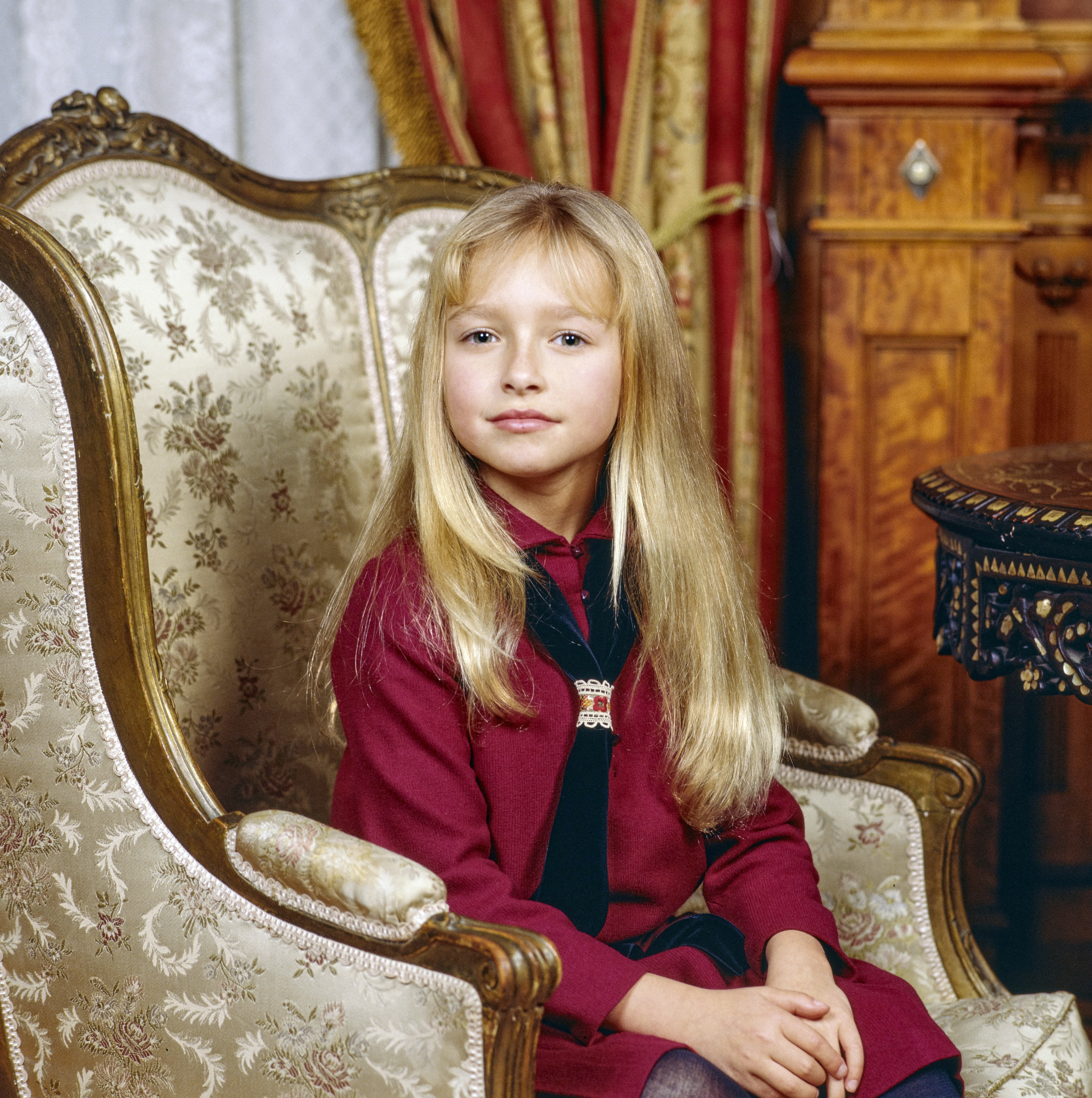 Hayden Panettiere as young Doris Duke sitting in an ornate chair.