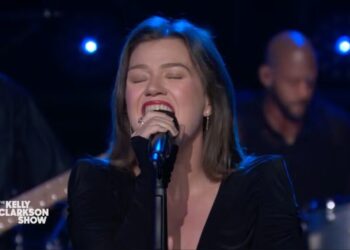 Kelly Clarkson Ends Talk Show on a Literal High Note Singing Her Most-Requested Cover Song Ever