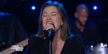 Kelly Clarkson Ends Talk Show on a Literal High Note Singing Her Most-Requested Cover Song Ever