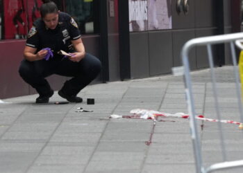Woman Stabs 2, Killing One, in Times Square and Is Shot Dead by N.Y.P.D.