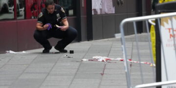 Woman Stabs 2, Killing One, in Times Square and Is Shot Dead by N.Y.P.D.
