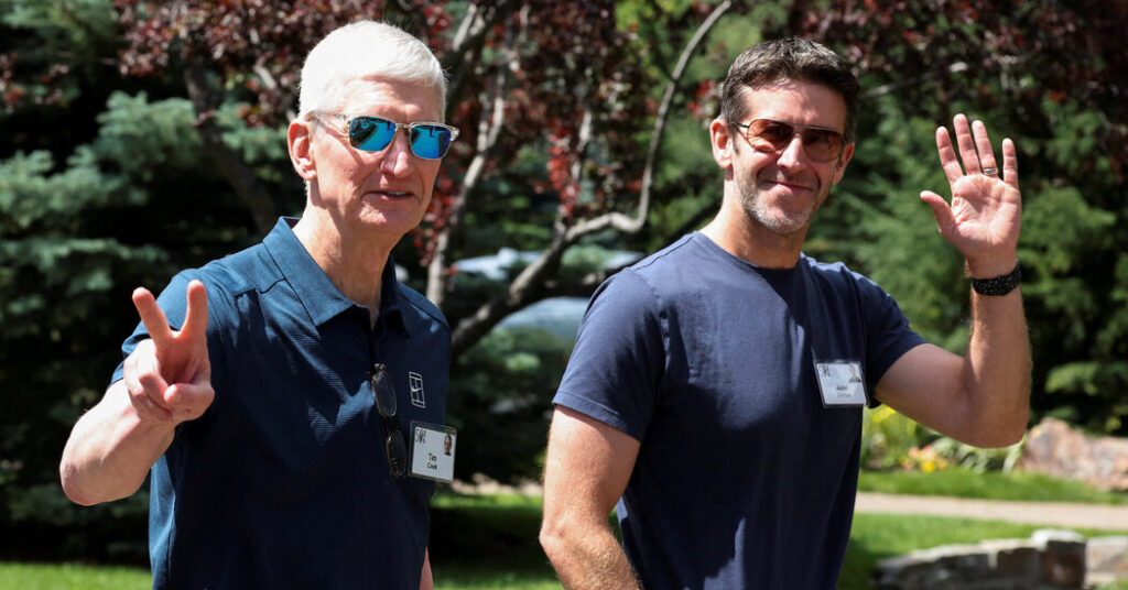 Apple Begins Its Next Balancing Act as New C.E.O. Takes Over