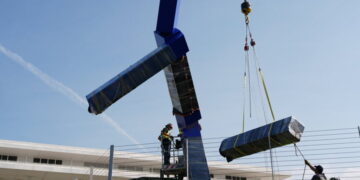 Kennedy Center Begins Removing Outdoor ‘Blue’ Sculpture
