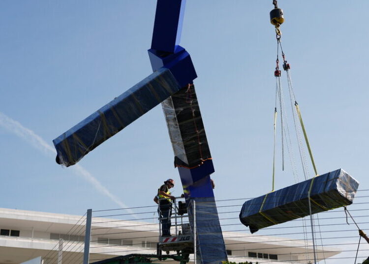 Kennedy Center Begins Removing Outdoor ‘Blue’ Sculpture