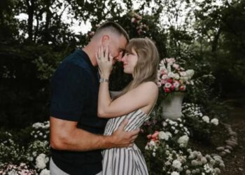 Eyewitness gives the most detailed account of Travis and Taylor’s wedding yet: Cocktails, ‘castle’ and who did karaoke