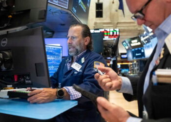 Wall Street rises as tech stocks climb and oil prices, bond yields hold relatively steady