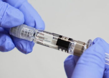 Top U.S. doctors offer updated flu and COVID vaccine recommendations, aiming to ease confusion