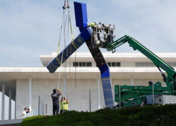 Kennedy Center disassembles ‘Blue’ sculpture from its grounds