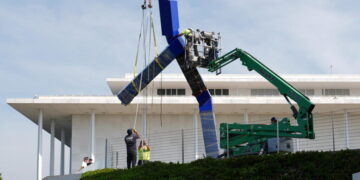 Kennedy Center disassembles ‘Blue’ sculpture from its grounds
