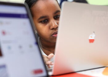 LAUSD adopts moratorium on student AI use, another big move to limit classroom computer use