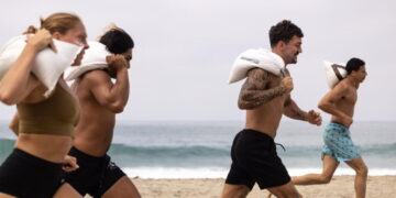 This free ‘Sandbag Saturdays’ workout on the beach is killer — and fans can’t get enough