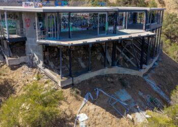 ‘It drives me nuts’: Mulholland Drive eyesore draws neighbors’ ire, safety concerns