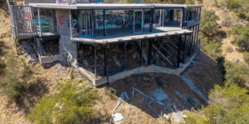 ‘It drives me nuts’: Mulholland Drive eyesore draws neighbors’ ire, safety concerns