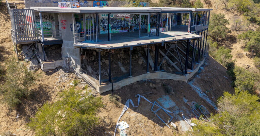 ‘It drives me nuts’: Mulholland Drive eyesore draws neighbors’ ire, safety concerns