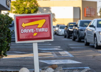 Spatula-wielding hero leaps through In-N-Out window to protect workers
