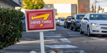 Spatula-wielding hero leaps through In-N-Out window to protect workers