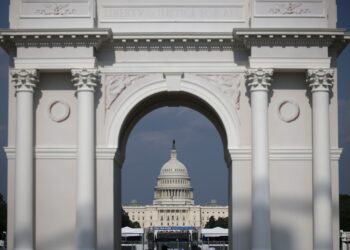 Trump officials say work will start on triumphal arch within two weeks
