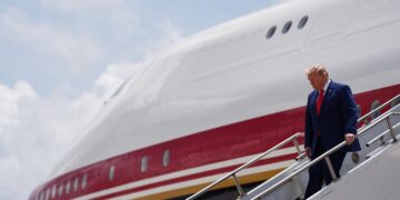 Trump to use Qatari plane for international trip despite security worries