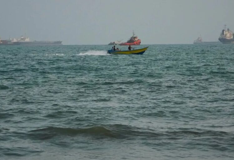 U.S. military strikes Iranian tankers and warns it will destroy Tehran’s oil fleet if necessary after Navy aircraft carrier and destroyer are targeted