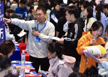 China’s New Graduates, Facing a Dire Job Market, Must Also Contend With A.I.