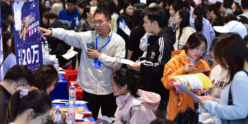 China’s New Graduates, Facing a Dire Job Market, Must Also Contend With A.I.