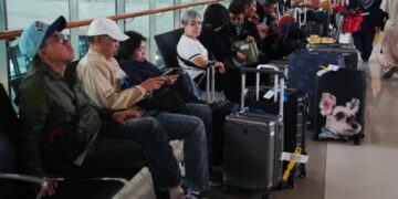 Indonesia cancels flights at Jakarta airport as Anak Krakatau volcano erupts