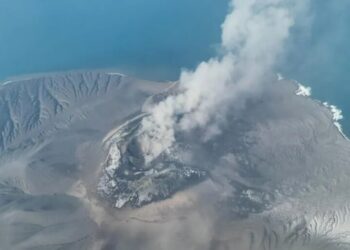 Volcanic island in Indonesia erupts, canceling 1,558 flights and affecting 170,000 passengers