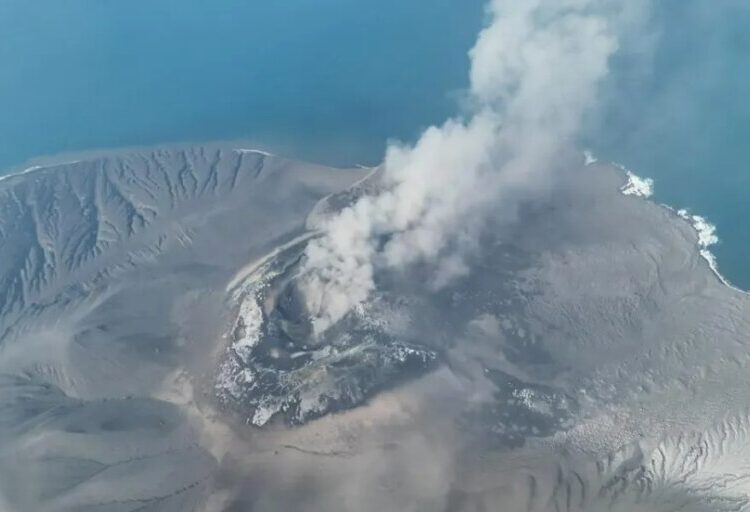 Volcanic island in Indonesia erupts, canceling 1,558 flights and affecting 170,000 passengers