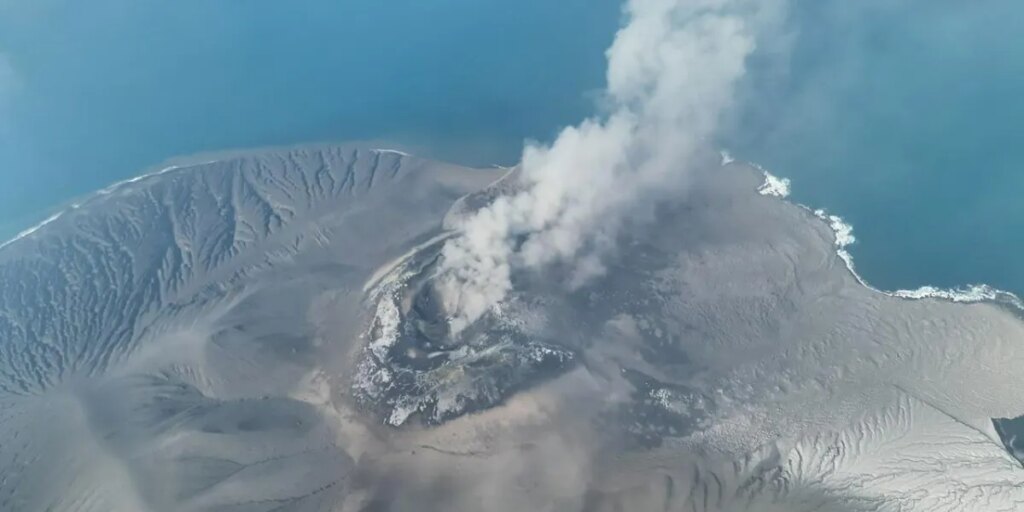Volcanic island in Indonesia erupts, canceling 1,558 flights and affecting 170,000 passengers