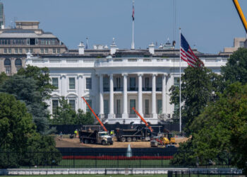As War Grinds On, Trump Relishes Renovation Projects