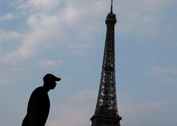 Eiffel Tower Workers Strike, Saying Women Were Excluded From Hindu Group’s Visit