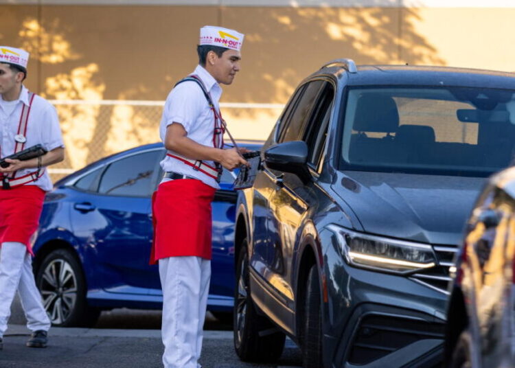 L.A. fast-food workers could get more predictable schedules, labor rights training