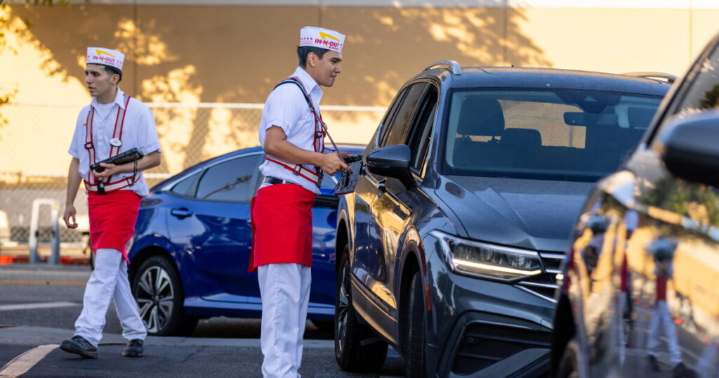 L.A. fast-food workers could get more predictable schedules, labor rights training