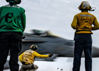 Navy Failed to Protect Pilots From Brain Injury, House Report Says