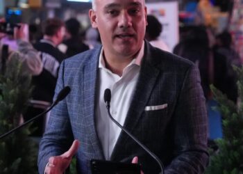 Samsung is the foldable phone king, with sales growing 30% and reviews praising its newest devices. Can it keep the crown as Apple enters the picture?