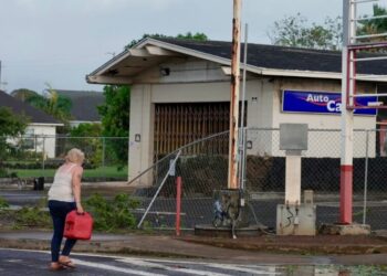 Hurricane Lowell Pulls Away From Hawaii, but Power Outages Remain