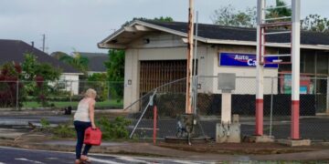 Hurricane Lowell Pulls Away From Hawaii, but Power Outages Remain