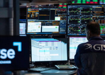 Oil prices keep rising and weigh on Wall Street