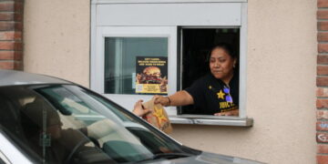 Council backs L.A. fast-food worker scheduling protections as businesses complain of tight margins