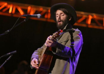 Ray LaMontagne topples over onstage in Nashville, where the high hits 101