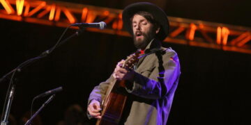 Ray LaMontagne topples over onstage in Nashville, where the high hits 101