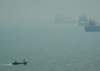 U.S. strikes Iranian tankers after more attempted missile attacks on Navy warship